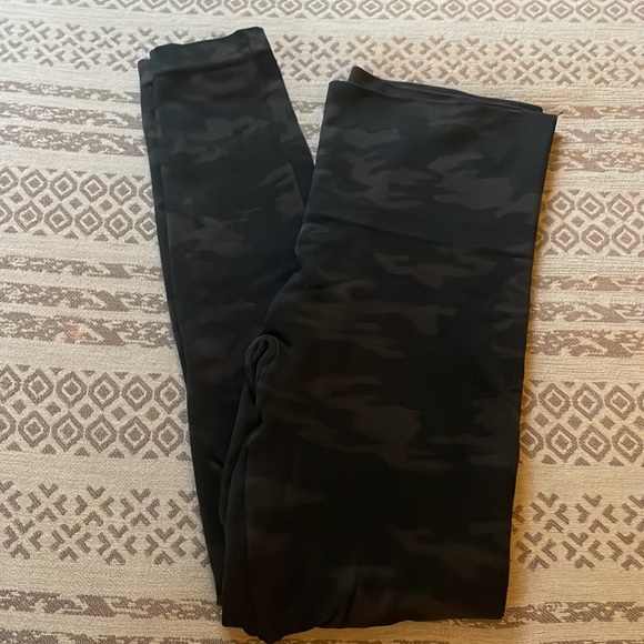 Spanx look at me black camo leggings size medium - Picture 5 of 5